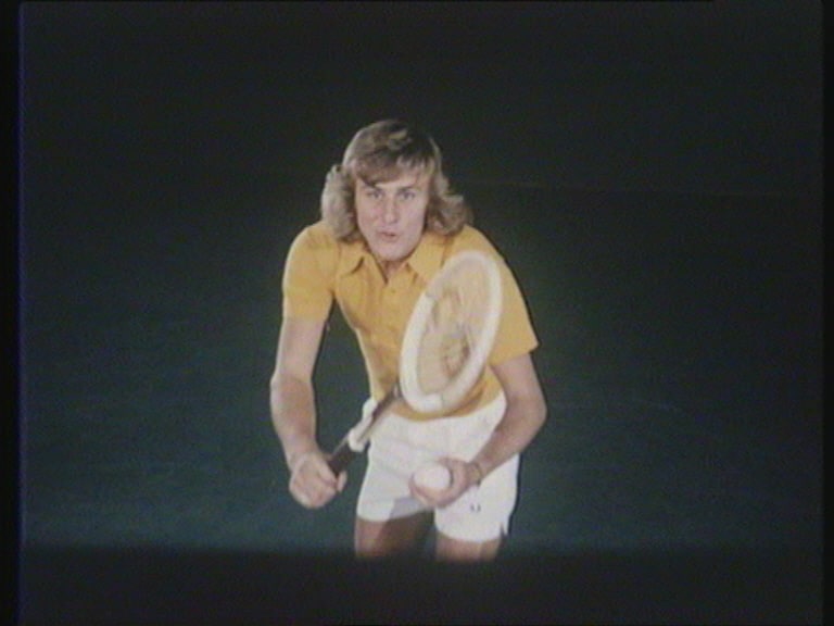 Björn Borg med racket i höger hand och tennisboll i den vänstra.