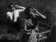 Inspelningsbild från Kvinnodröm, två filmarbetare tittar på solförmörkelsen genom sotade glas.