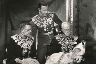 Fyra generationer; Kung Gustaf V, kronprins Gustaf (VI) Adolf, prins Gustaf Adolf och Prins Carl (XIV) Gustaf. Fotografiet taget i samband med prins Carl (XVI) Gustafs dop, 7 juni 1946 i Slottskyrkan.