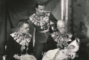 Fyra generationer: Kung Gustaf V, kronprins Gustaf (VI) Adolf, prins Gustaf Adolf och prins Carl (XVI) Gustaf. Fotografiet taget i samband med prins Carl (XVI) Gustafs dop den 7 juni 1946 i Slottskyrkan, Kungliga slottet.