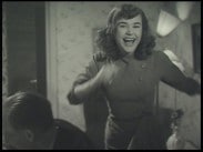 En ung Harriet Andersson som dansar och ler.