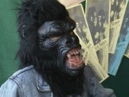 En person i jeansjacka med en gorillamask.