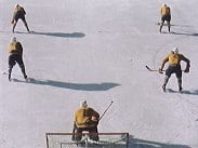 Fem svenska landslagspelare på ishockeyrink.
