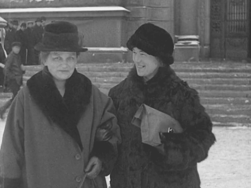 Agda Östlund och Nelly Thüring utanför riksdagshuset.
