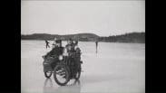 Sidovagnsmotorcykelekipage på Edsvikens is, skrinnare i bakgrunden.