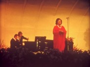 Birgit Nilsson i röd klänning och pärlhalsband på Gröna Lunds scen 12 augusti 1973.