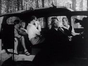 Inspelningsbild från Smultronstället, hela sällskapet i bilen med Ingrid Thulin vid ratten och Victor Sjöström i passagerarsätet.