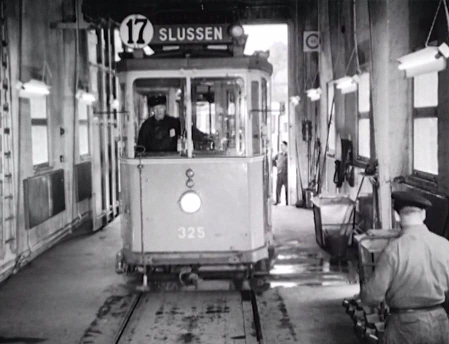 Spårvagn med skylten "17 SLUSSEN" inne i en vagnhall, fotad framifrån.
