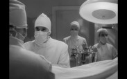 Fyra operationsklädda sjukvårdare i en sjukhussal.