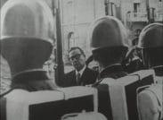 Militärer på rad fotade bakifrån, Salvador Allende i mitten med ansiktet vänt mot kameran.