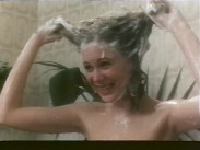 En ung kvinna tvättar håret.