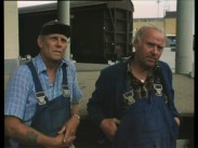 Två hamnarbetare i blåställ i Göteborgs hamn.