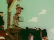 Två dockor som föreställer soldaten och en hund i sagan "Elddonet" av H.C. Andersen, soldaten håller elddonet i ena handen.