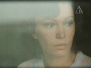 En stillbild tagen ur filmen En ny dag (1981). Närbild av kvinna.