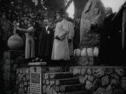 Avtäckning av minnesmärke vid Bornhöft 6 december 1913. Officerare och cilvila framför minnesstenen, publik i bakgrunden.