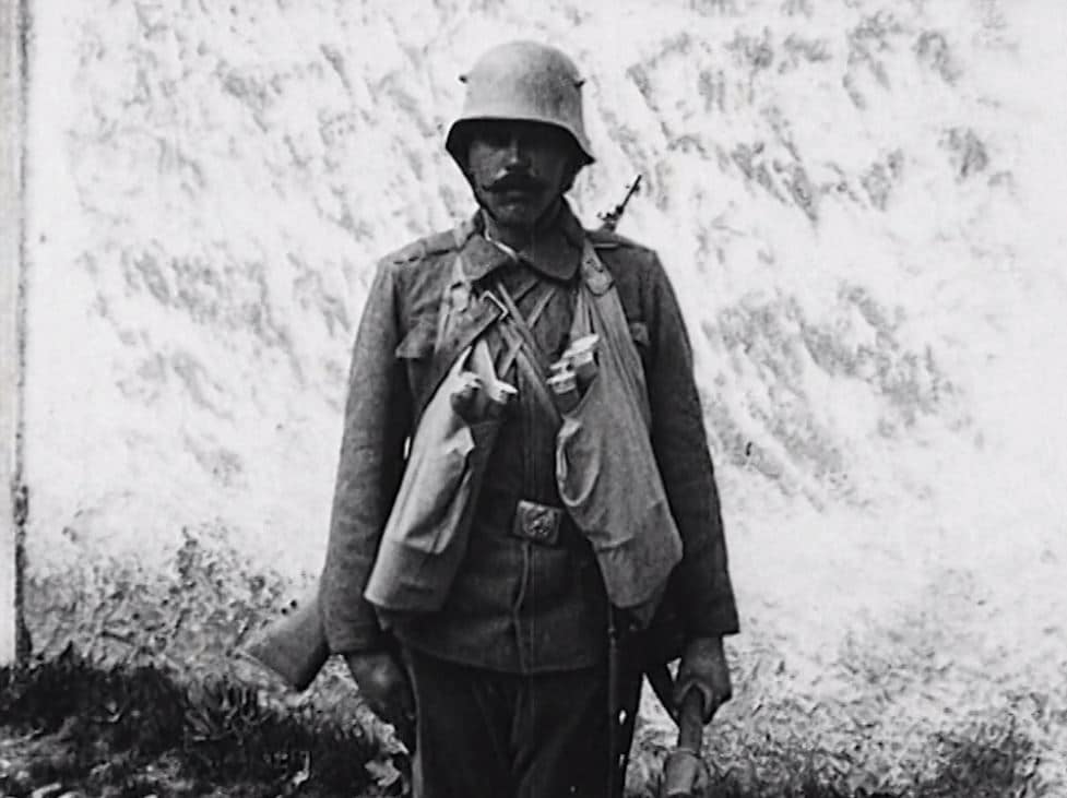 En soldat från första världskriget i stålhjälm och stridspackning.