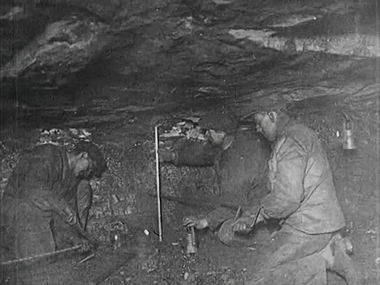 Tre män i en gruva jobbar med kolbrytning i engelska Elsecar.