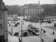 Kungsportsplatsen med Stora teatern i Göteborg 1925. Fotgängare, en handfull bilar och ett par spårvagnar.