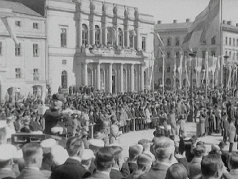 Folksamling i samband med Göteborgs 300-årsfest och jubileumsutställningens invigning (1923).