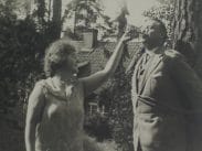 En stillbild tagen ur amatörfilmen Gustaf Boges samling nr 4 (1930). En man står bunden vid ett träd och en kvinna häller i vätska från en flaska i mannens mun.