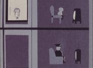 Ett tecknat höghus sett utifrån. Två tecknade figurer sitter i varsin lägenhet och tittar på tv. En tecknad kvinna i en hiss till vänster i bild gör en sur min. Animation.