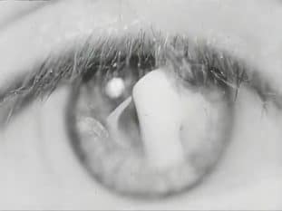 Extrem närbild av öga, oskarp iris.