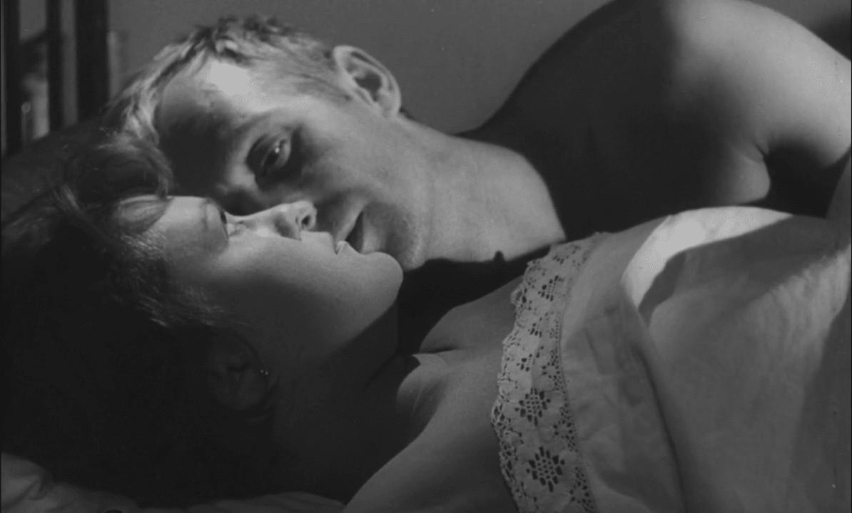 En man och en kvinna i en säng.