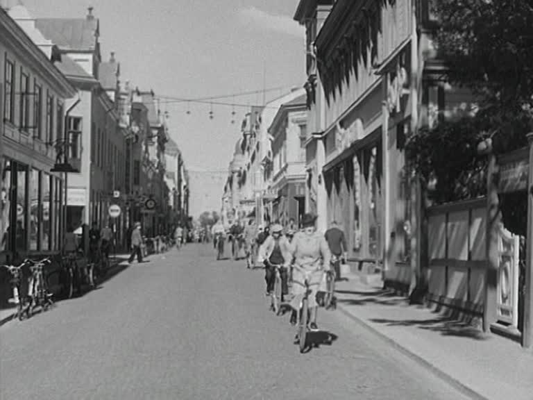 Cyklister och fotgängare på Prästgatan i Östersund 1943.