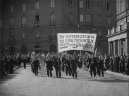Demonstrationståg för Spanien vid Karlaplan i Stockholm.
