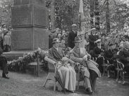 Kronprinsparet Gustaf Adolf och Louise sittandes på bänk i samband med invigningen av Råshultsgården (Carl von Linnés födelsegård) som hembygdsmuseum 1935.