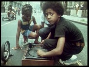 Lekande barn på gatan i New York.
