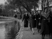 En grupp unga kvinnor går på söndagspromenad längs Stångån i Linköping.