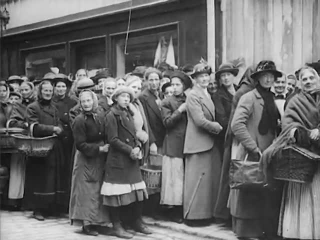 Kvinnor med korgar köar när livsmedelskommissionen i Göteborg säljer skadat mjöl (1915).