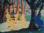 Animerad bild av fyra gula figurer som dansar i en skogsglänta, bakom ett träd står en mörkblå figur och tittar på.