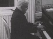 En äldre man sitter och spelar piano.