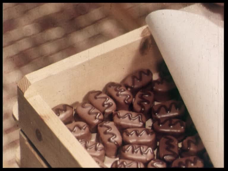 En trälåda med chokladpraliner.