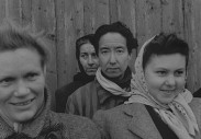 En stillbild tagen ur journalfilmen Vittnesbördet (1945). Fyra kvinnor fotade mot en brädvägg.