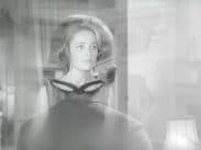 Dubbelexponering mellan en skrämd kvinna i aftonklänning och övre delen av en kvinna filmad bakifrån.