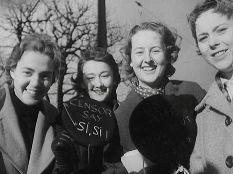 Fyra leende unga kvinnor.