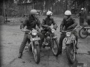 Tre män på motorcyklar i Nybohov, Liljeholmen 1956.