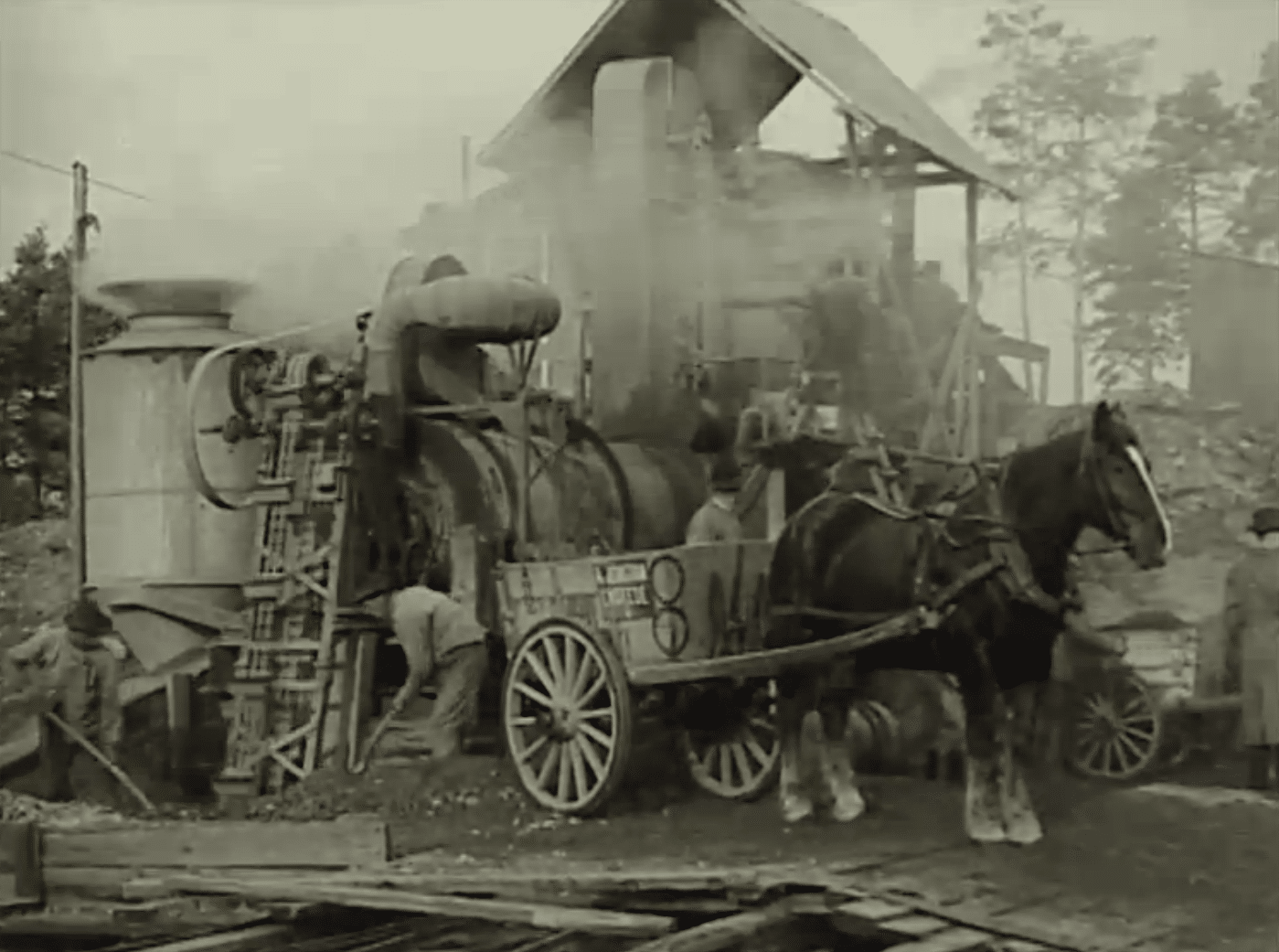 Ultramodern asfaltkokningsapparat från 1925, häst och vagn bredvid.