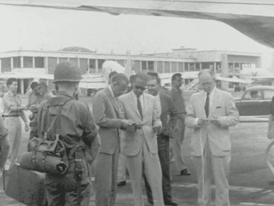 FN:s generalsekreterare Dag Hammarskjöld med flera på flygplats utanför flygplan som snart ska lyfta.
