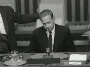 FN:s generalsekreterare Dag Hammarskjöld svarar på frågor från journalister om Palestinafrågan.