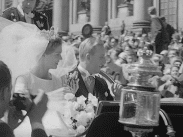 Prinsessan Birgittas och prins Johann Georgs bröllop. Brudparet i öppen vagn.