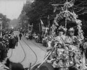 Barnens dag i Göteborg 1907. Tåg med vagnar som dras av hästar.
