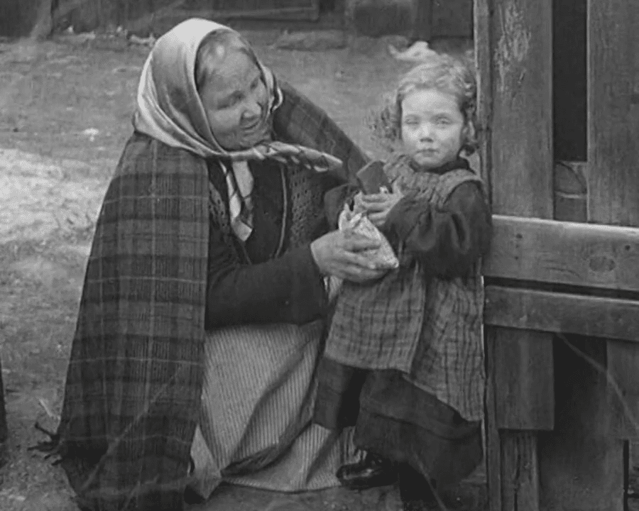 Äldre kvinna tillsammans med en liten flicka i Göteborgs nödkvarter 1915.