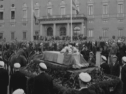 Dag Hammarskjölds kista förs till den sista vilan.