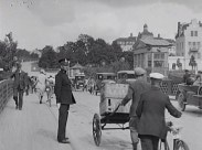 Stadsbild från Södertälje 1927, poliskonstapel övervakar bilar, cyklister och fotgängare.