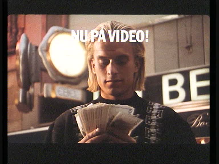 En man tittar ner på sina händer som håller en massa svenska tusenlappar, texten "NU PÅ VIDEO!" överst i bild.