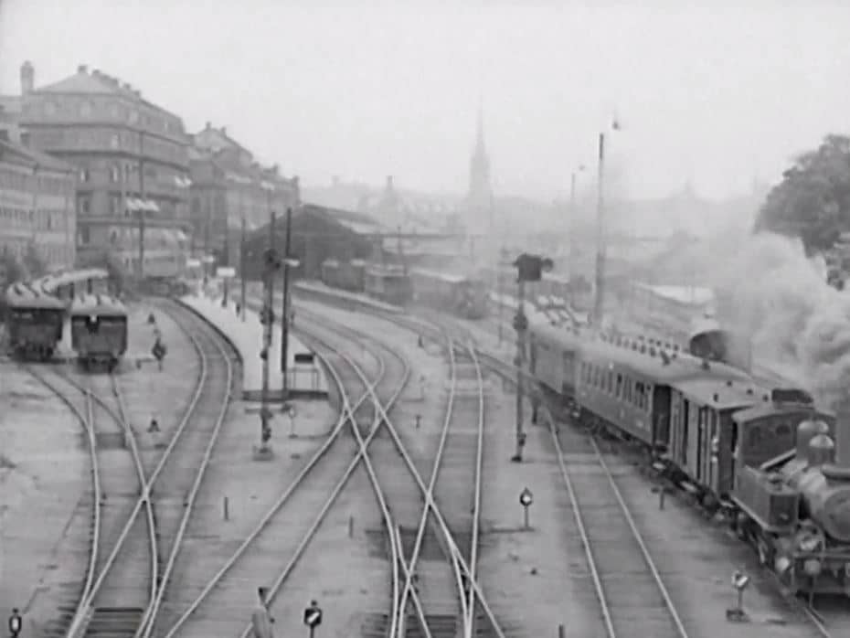 Järnvägsräls med ånglok vid Stockholm Centralstation.